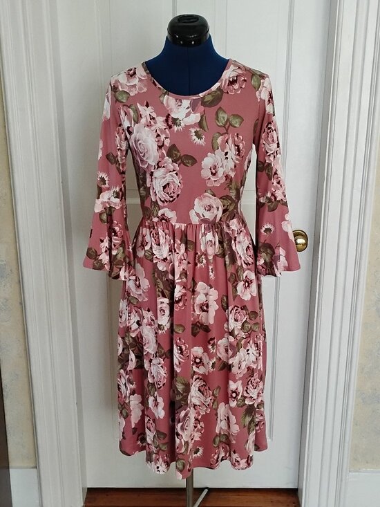 Reb and J Dresses & Skirts - Reb and J Bell Sleeve Floral Knit Dress